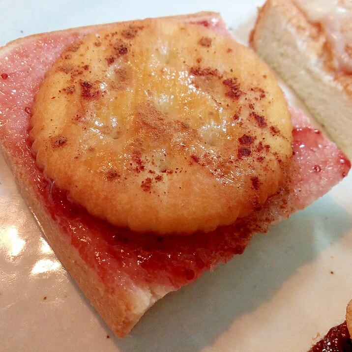 苺ジャムとリッツのメープルシナモントースト